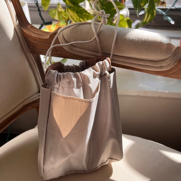 Fashion Fun Tan Leather Bucket Bag with Gold Tone  Lock and Key - Picture 11 of 13